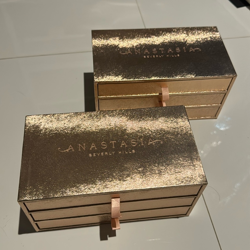Anastasia Beverly Hills eyeshadow palette collector box rose gold
